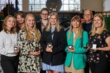 Ni nyudklækkede mediegrafikere og grafiske teknikere fik overrakt medaljer