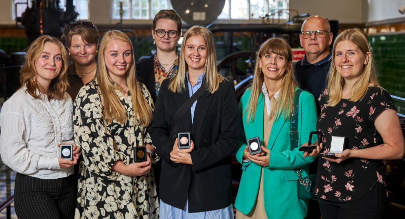 Ni nyudklækkede mediegrafikere og grafiske teknikere fik overrakt medaljer
