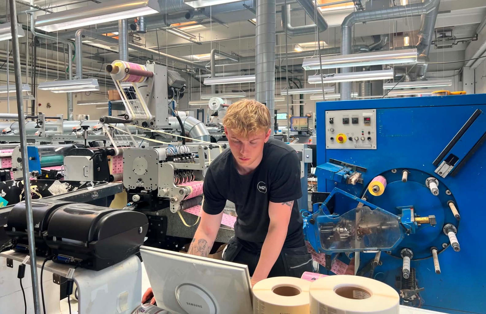 Han er 23 år og har ansvaret for produktionen hos IkonLabel