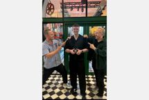 Elever på bureau får kunder til at klappe