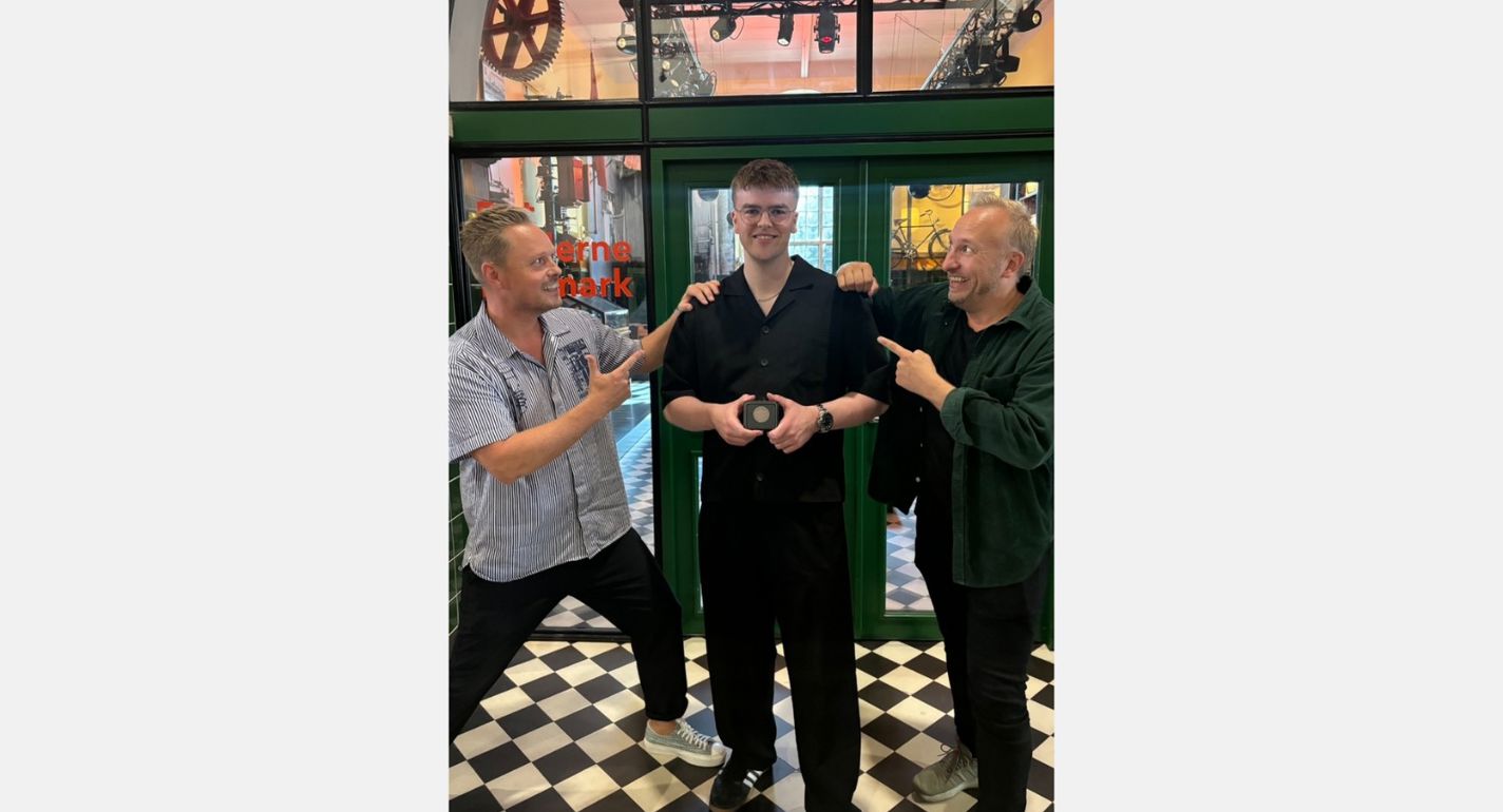 Elever på bureau får kunder til at klappe