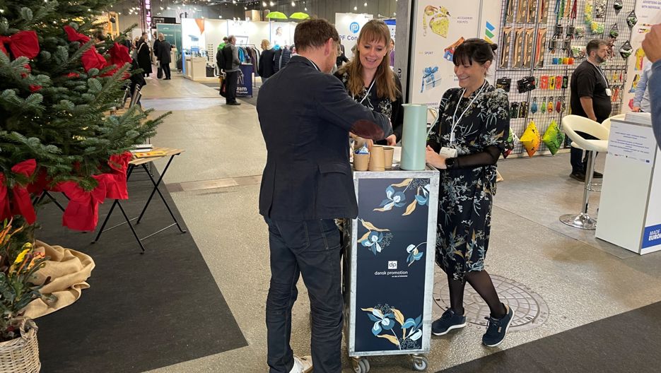 Charlotte Og Marie Med Kaffevognen 2023